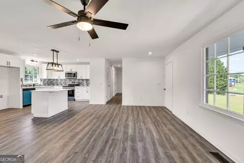 Living - 716 Phillips Dr, Monroe, GA 30656 photo 2 of 4