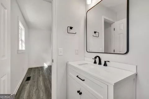 Bath - 716 Phillips Dr, Monroe, GA 30656 photo 2 of 3
