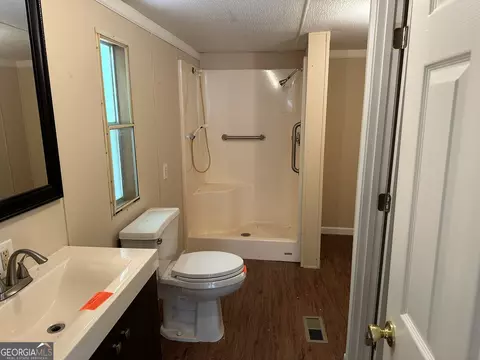 Bath - 299 Oakwood Ln, Toccoa, GA 30577 photo 1 of 2