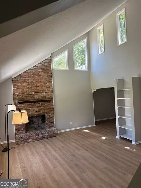 Living - 117 Regency Ct, Macon, GA 31211 photo 4 of 4