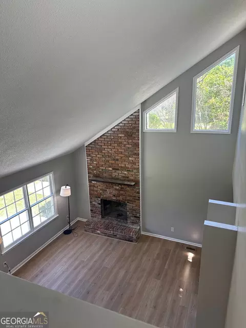 Living - 117 Regency Ct, Macon, GA 31211 photo 2 of 4