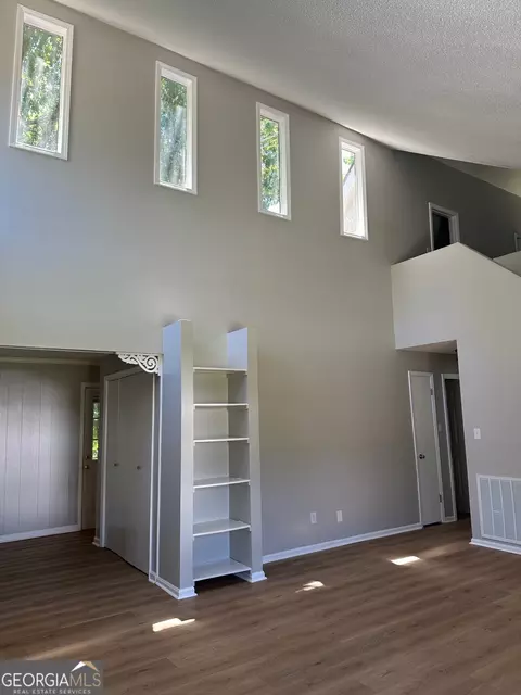 Living - 117 Regency Ct, Macon, GA 31211 photo 3 of 4