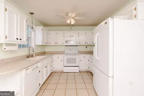 Kitchen - 125 Lake Lillian Dr, Perry, GA 31069 photo 1 of 2