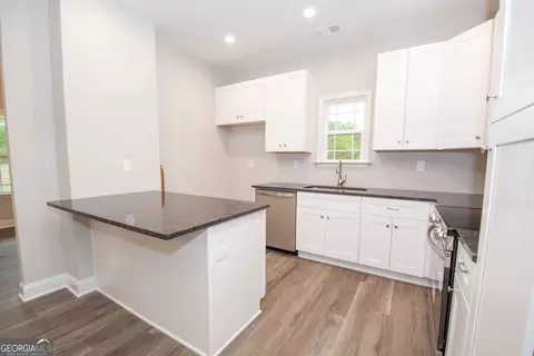 Kitchen - 628 Grove St, Barnesville, GA 30204 photo 2 of 3