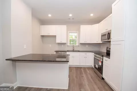 Kitchen - 628 Grove St, Barnesville, GA 30204 photo 1 of 3