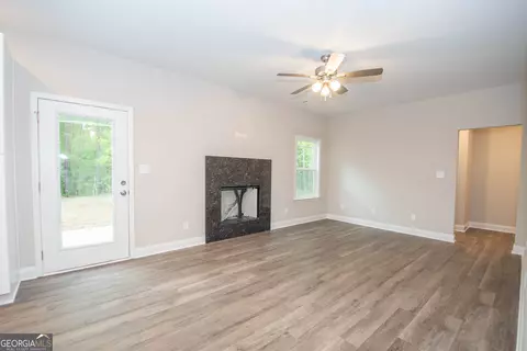 Living - 628 Grove St, Barnesville, GA 30204 photo 2 of 4