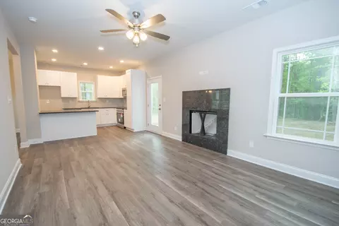 Living - 628 Grove St, Barnesville, GA 30204 photo 3 of 4