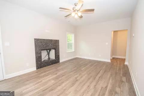 Living - 628 Grove St, Barnesville, GA 30204 photo 1 of 4