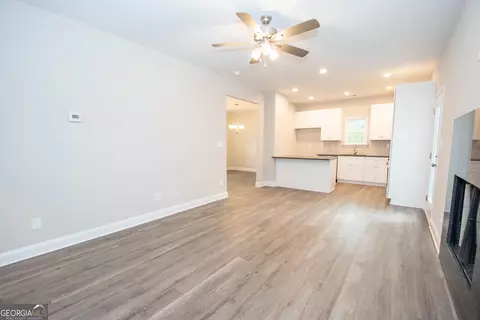 Living - 628 Grove St, Barnesville, GA 30204 photo 4 of 4