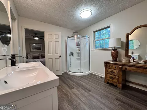 Bath - 353 Lewis Cir, Commerce, GA 30529 photo 3 of 4