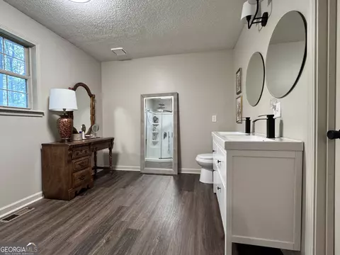 Bath - 353 Lewis Cir, Commerce, GA 30529 photo 1 of 4