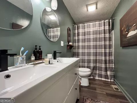 Bath - 353 Lewis Cir, Commerce, GA 30529 photo 4 of 4