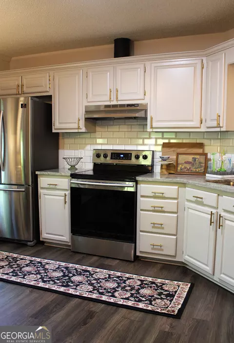 Kitchen - 353 Lewis Cir, Commerce, GA 30529 photo 2 of 3