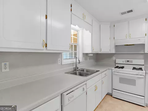 Kitchen - 264 Keller Dr, Mcdonough, GA 30252 photo 2 of 6