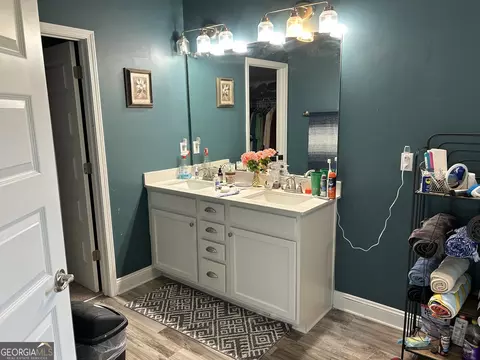 Bath - 2289 Remington Dr, Commerce, GA 30529 photo 1 of 7