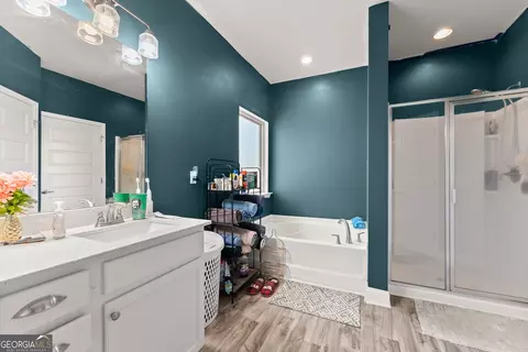 Bath - 2289 Remington Dr, Commerce, GA 30529 photo 5 of 7