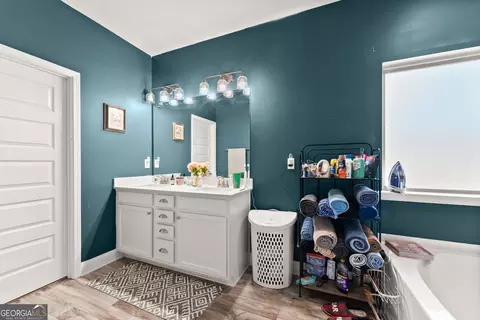 Bath - 2289 Remington Dr, Commerce, GA 30529 photo 4 of 7
