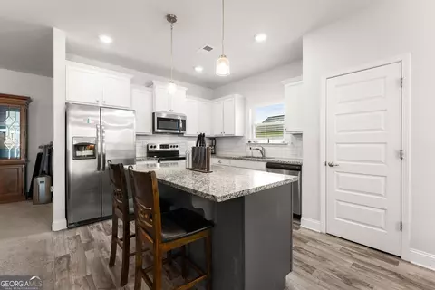 Kitchen - 2289 Remington Dr, Commerce, GA 30529 photo 4 of 9