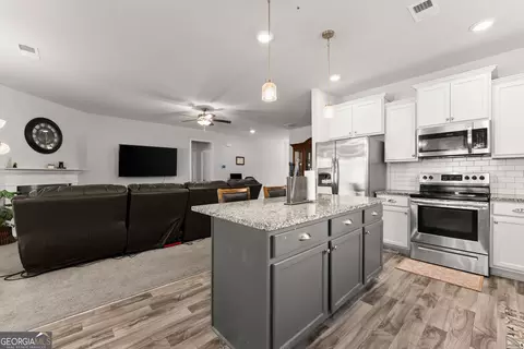 Kitchen - 2289 Remington Dr, Commerce, GA 30529 photo 8 of 9