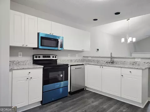 Kitchen - 3075 Lakeside Cir, Covington, GA 30016 photo 3 of 4