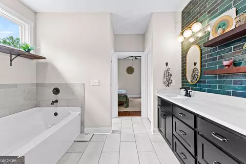Bath - 19 E Murphy St, Newnan, GA 30263 photo 7 of 8