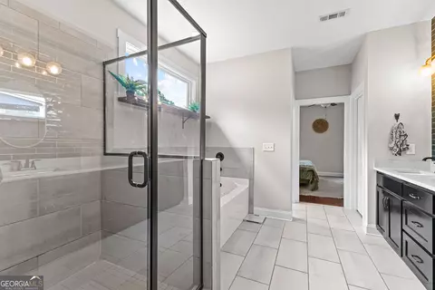 Bath - 19 E Murphy St, Newnan, GA 30263 photo 6 of 8