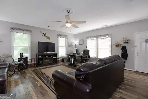 Living - 100 Huntcliff Ct, Lagrange, GA 30240 photo 3 of 3