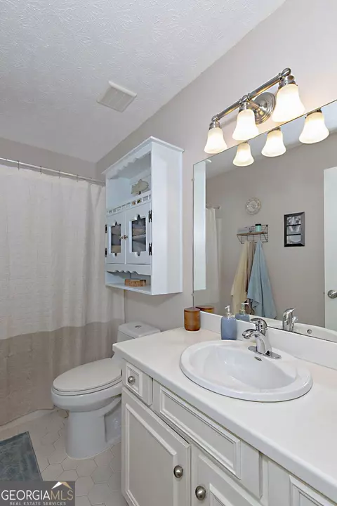 Bath - 100 Huntcliff Ct, Lagrange, GA 30240 photo 1 of 4