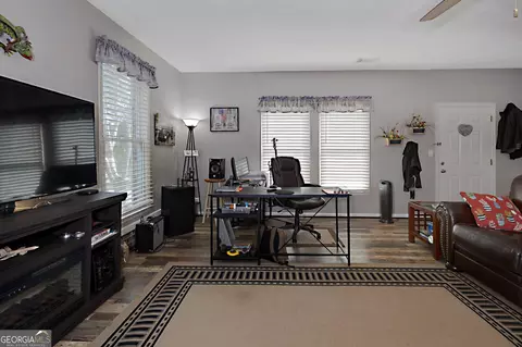Living - 100 Huntcliff Ct, Lagrange, GA 30240 photo 2 of 3