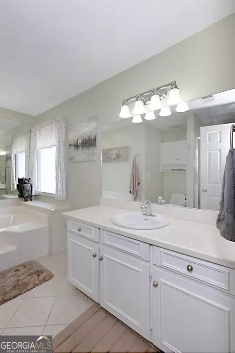 Bath - 100 Huntcliff Ct, Lagrange, GA 30240 photo 2 of 4