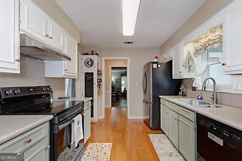 Kitchen - 100 Huntcliff Ct, Lagrange, GA 30240 photo 2 of 3