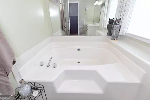 Bath - 100 Huntcliff Ct, Lagrange, GA 30240 photo 3 of 4