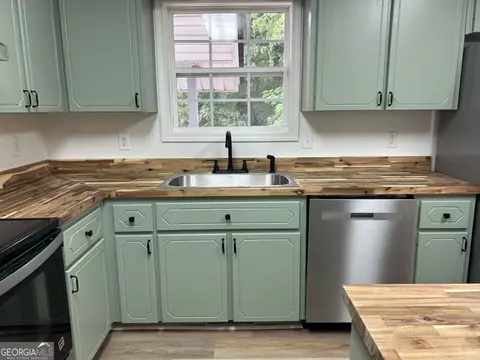 Kitchen - 414 Kitchens Rd SW, Milledgeville, GA 31061 photo 3 of 3