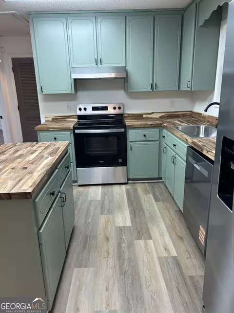 Kitchen - 414 Kitchens Rd SW, Milledgeville, GA 31061 photo 2 of 3