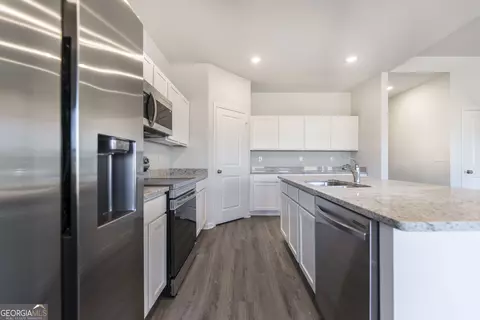 Kitchen - 105 Monroe Ct, Byron, GA 31008 photo 2 of 3