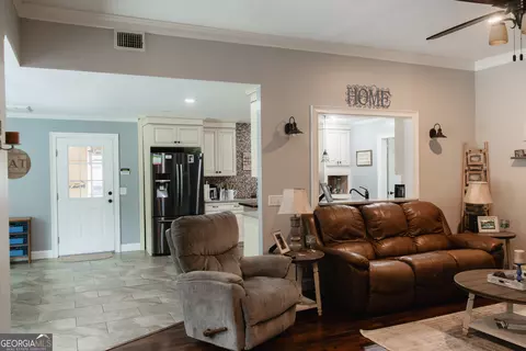 Entry Way - 930 Pointer Rd, Statesboro, GA 30461 photo 4 of 12