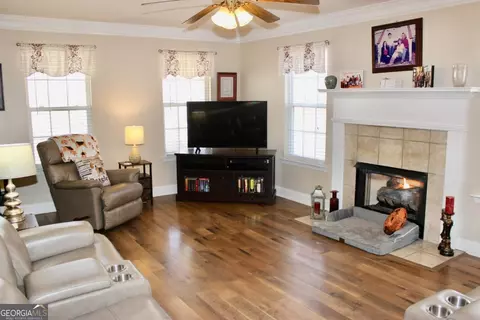 Living - 303 Shane Cir, Perry, GA 31069 photo 1 of 2