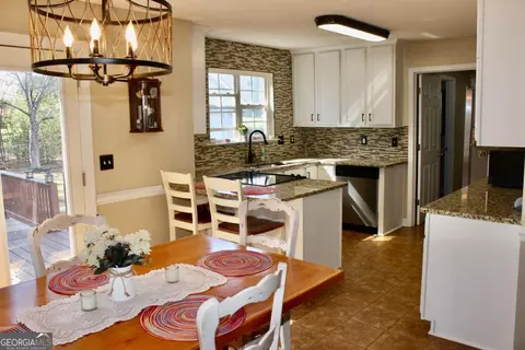 Kitchen - 303 Shane Cir, Perry, GA 31069 photo 2 of 3