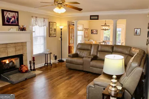 Living - 303 Shane Cir, Perry, GA 31069 photo 2 of 2