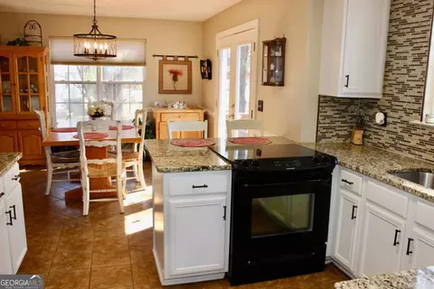 Kitchen - 303 Shane Cir, Perry, GA 31069 photo 3 of 3