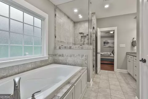 Bath - 110 Chimney Ct, Lagrange, GA 30240 photo 1 of 4