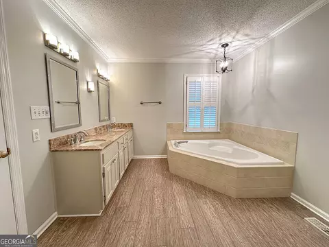 Bath - 101 Kenwood Dr, Lagrange, GA 30241 photo 1 of 8