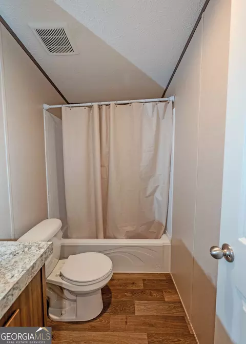 Bath - 2614 Defoor Rd, Toccoa, GA 30577 photo 1 of 4