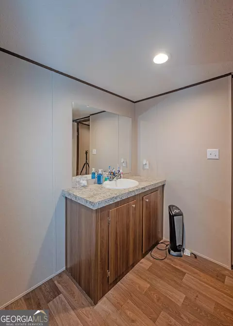 Bath - 2614 Defoor Rd, Toccoa, GA 30577 photo 3 of 4
