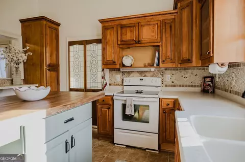 Kitchen - 428 Elm St, Barnesville, GA 30204 photo 4 of 10