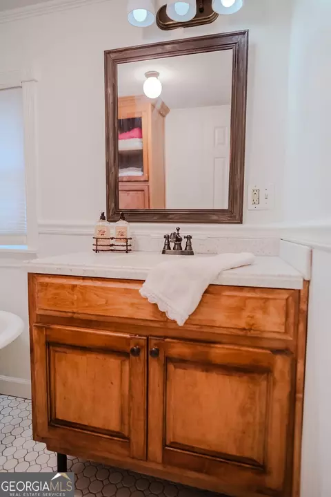 Bath - 428 Elm St, Barnesville, GA 30204 photo 7 of 8