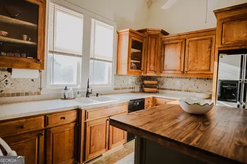Kitchen - 428 Elm St, Barnesville, GA 30204 photo 6 of 10