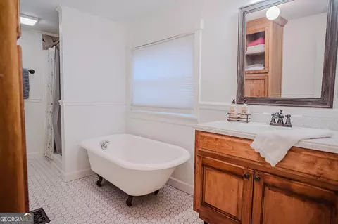 Bath - 428 Elm St, Barnesville, GA 30204 photo 1 of 8