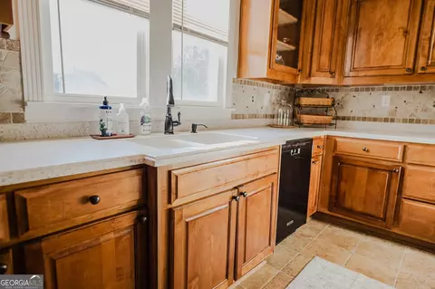 Kitchen - 428 Elm St, Barnesville, GA 30204 photo 5 of 10