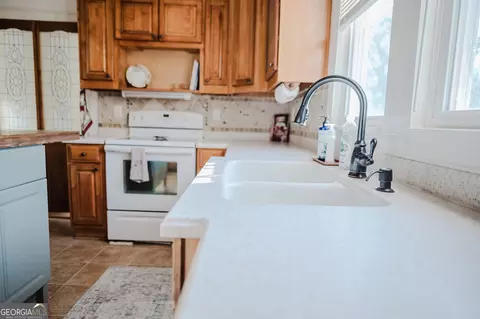 Kitchen - 428 Elm St, Barnesville, GA 30204 photo 2 of 10